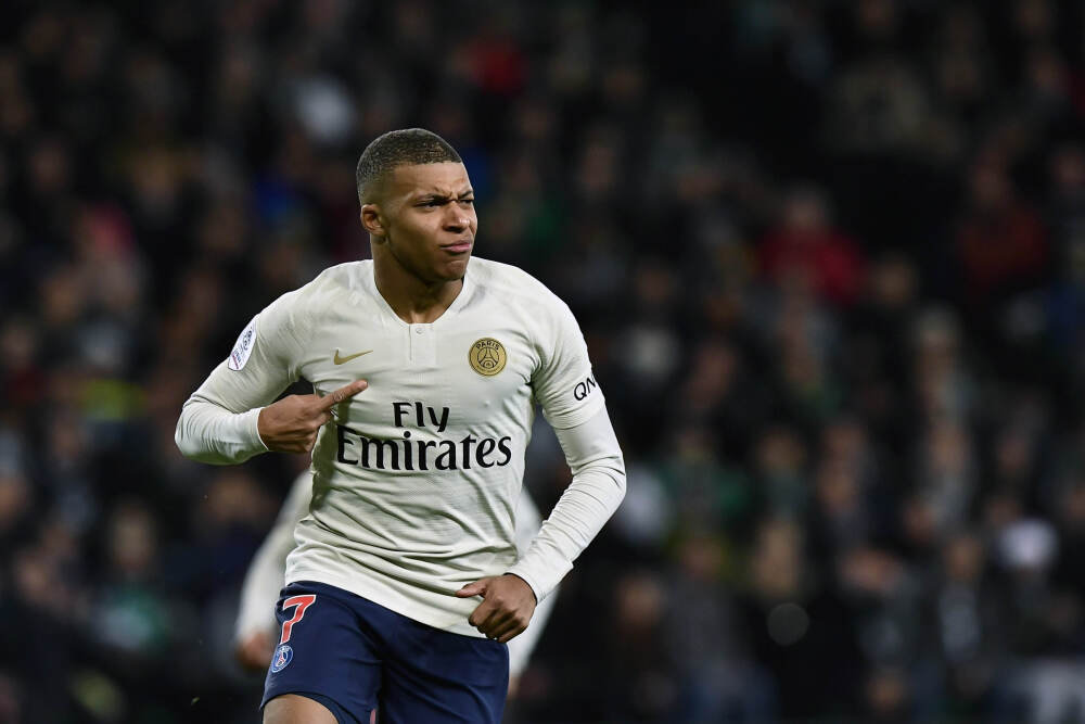 收到国足纪念球衣，尹鸿博：感谢祖国，为国出战是最大骄傲